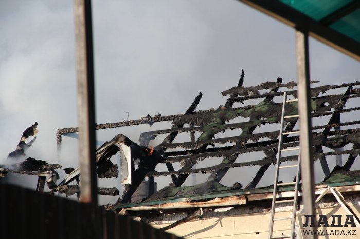 В результате пожара в поселке Приморский сгорела крыша жилого дома