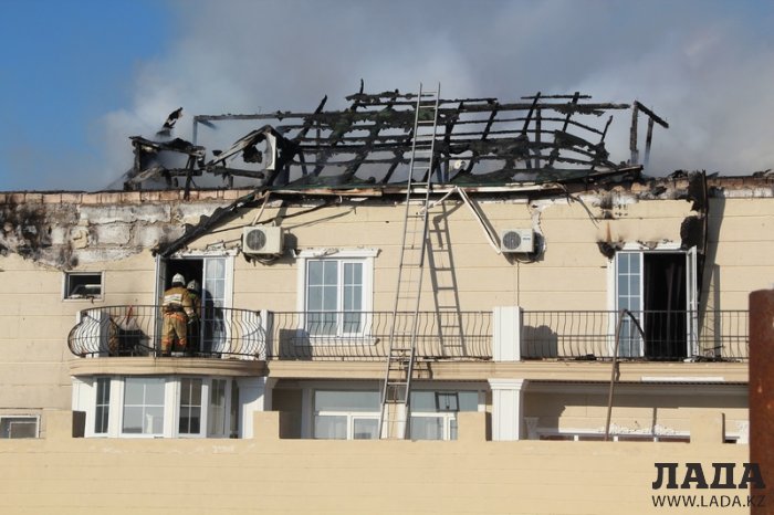 В результате пожара в поселке Приморский сгорела крыша жилого дома