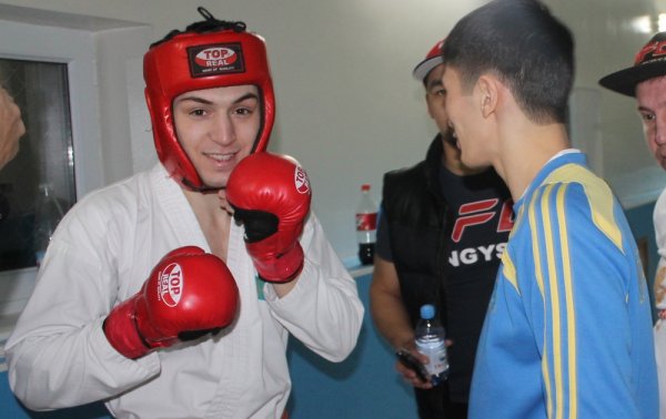 В Актау чемпионский пояс «NFC West Kazakhstan» в фестивале боевых искусств взял атырауский боец Абылай Толеш