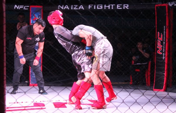 В Актау чемпионский пояс «NFC West Kazakhstan» в фестивале боевых искусств взял атырауский боец Абылай Толеш