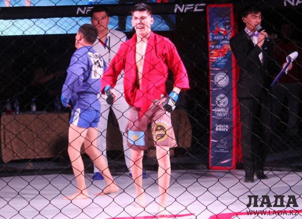 В Актау чемпионский пояс «NFC West Kazakhstan» в фестивале боевых искусств взял атырауский боец Абылай Толеш