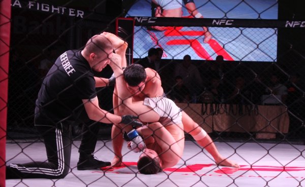 В Актау чемпионский пояс «NFC West Kazakhstan» в фестивале боевых искусств взял атырауский боец Абылай Толеш