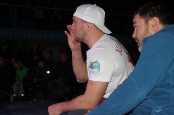 В Актау чемпионский пояс «NFC West Kazakhstan» в фестивале боевых искусств взял атырауский боец Абылай Толеш