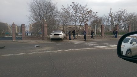 В забор ДВД Мангистау врезался автомобиль
