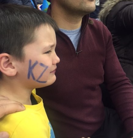 Маленький болельщик казахстанских хоккеистов с финала "Казахстан-РФ" растрогал Казнет