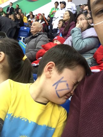 Маленький болельщик казахстанских хоккеистов с финала "Казахстан-РФ" растрогал Казнет