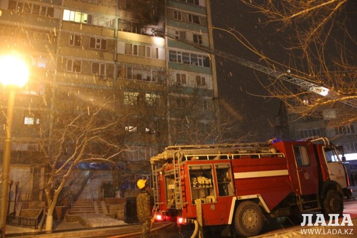 Из загоревшейся многоэтажки в 9 микрорайоне Актау эвакуировали 65 человек