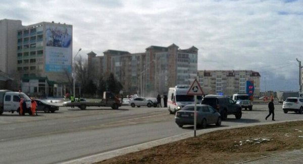 В центре Актау в результате ДТП опрокинулся внедорожник