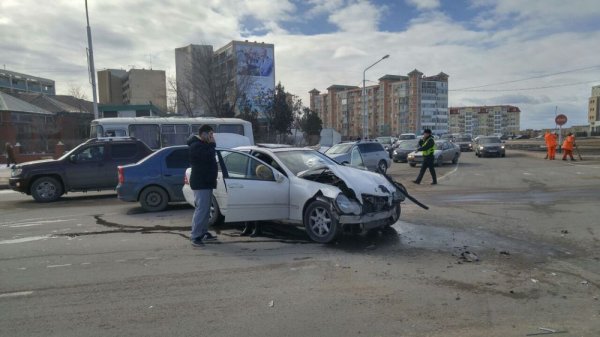 В центре Актау в результате ДТП опрокинулся внедорожник
