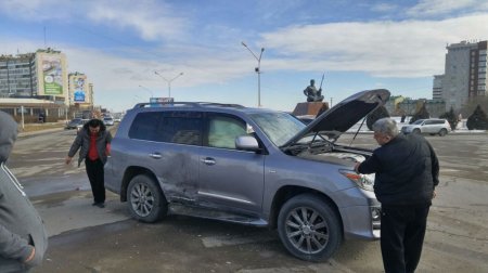 В центре Актау в результате ДТП опрокинулся внедорожник