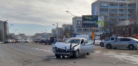 В центре Актау в результате ДТП опрокинулся внедорожник