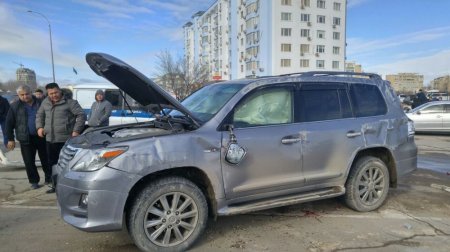 В центре Актау в результате ДТП опрокинулся внедорожник