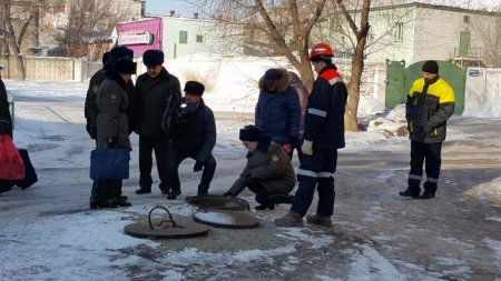Парень с девушкой год живут в люке теплотрассы в центре Павлодара