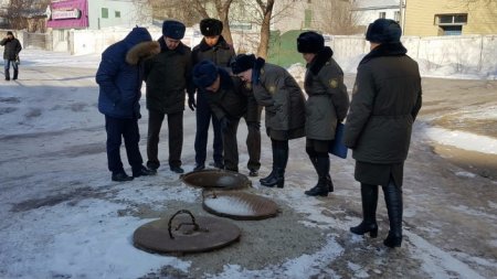 Парень с девушкой год живут в люке теплотрассы в центре Павлодара