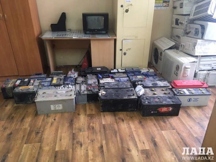 Четверых жителей Мунайлинского района обвинили в краже аккумуляторов
