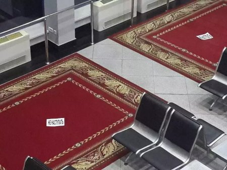 В соцсетях гадают, зачем в аэропорту Алматы постелили ковры, на которые нельзя наступать