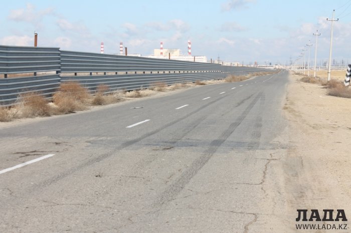 В Актау пьяный водитель внедорожника врезался в ограждение водозаборного канала ТОО «МАЭК-Казатомпром»