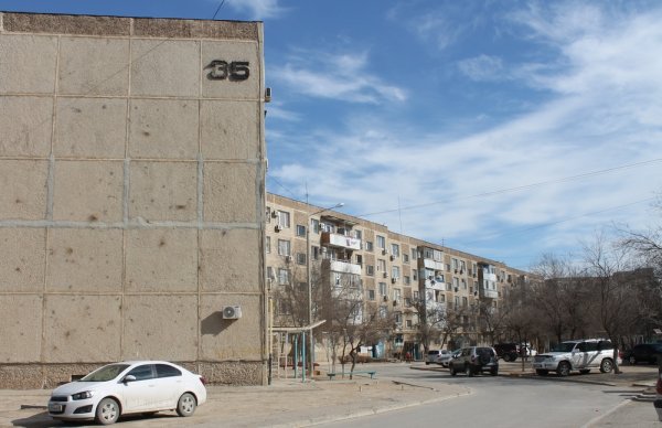 Неизвестные в Актау разбили стекла более 10 автомобилей