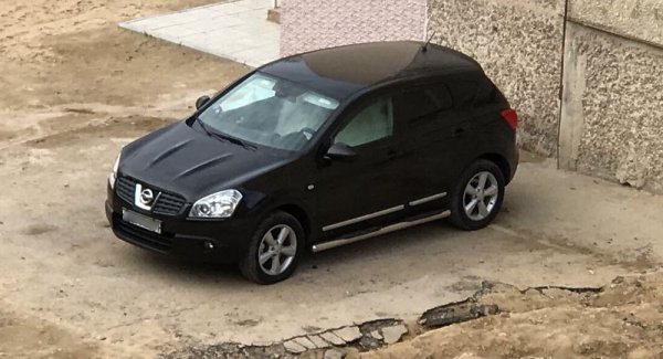 Неизвестные в Актау разбили стекла более 10 автомобилей