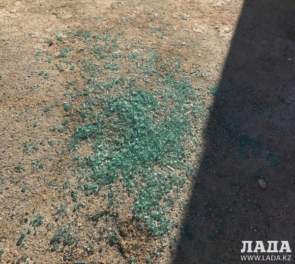 Неизвестные в Актау разбили стекла более 10 автомобилей