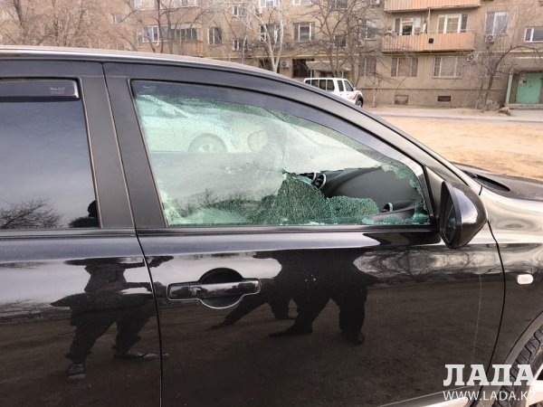 Неизвестные в Актау разбили стекла более 10 автомобилей