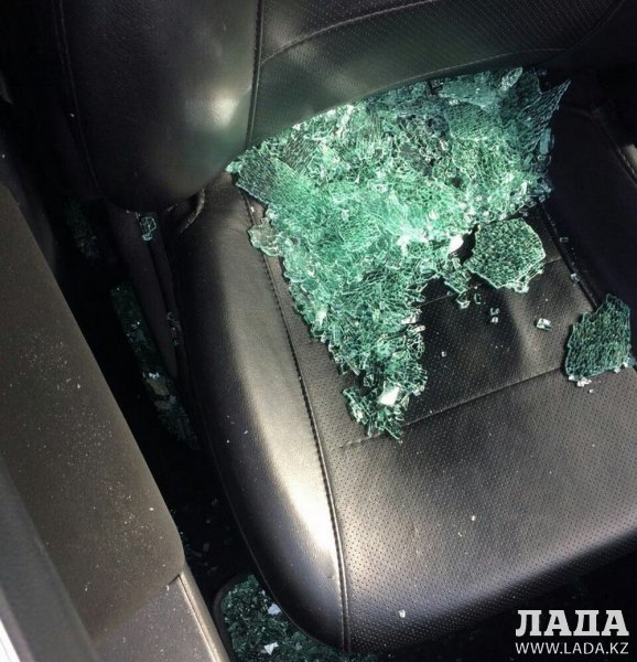 Неизвестные в Актау разбили стекла более 10 автомобилей