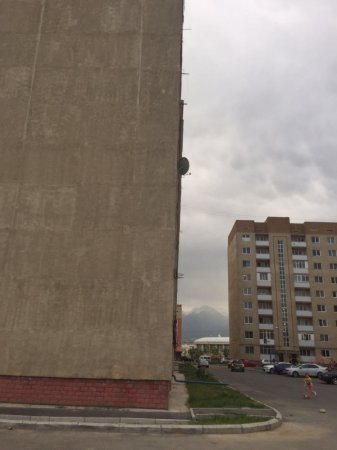 Новый скандал разгорается с жителями накренившейся многоэтажки в Алматы