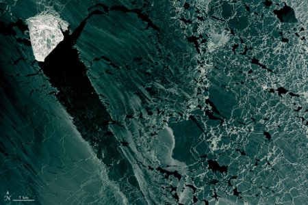 Спутник заснял необычную льдину в Каспийском море