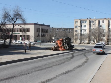 В 14 микрорайоне Актау перевернулся автокран