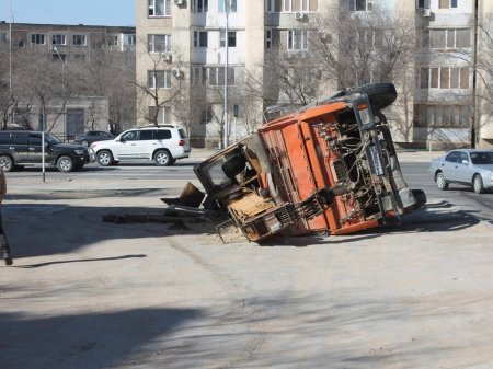 В 14 микрорайоне Актау перевернулся автокран