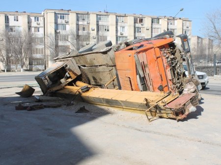 В 14 микрорайоне Актау перевернулся автокран