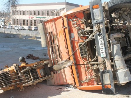 В 14 микрорайоне Актау перевернулся автокран