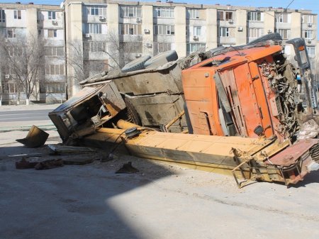 В 14 микрорайоне Актау перевернулся автокран