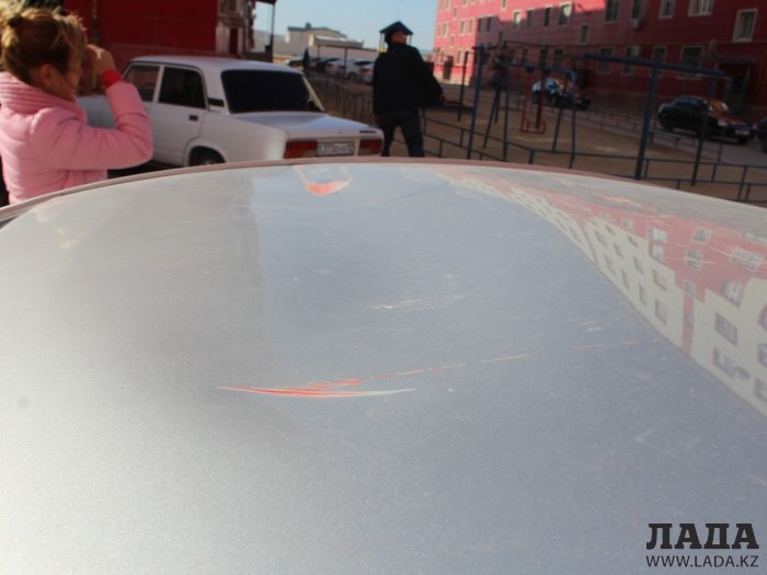 В Актау упавший с крыши козырек вентиляционного люка повредил припаркованный у дома автомобиль