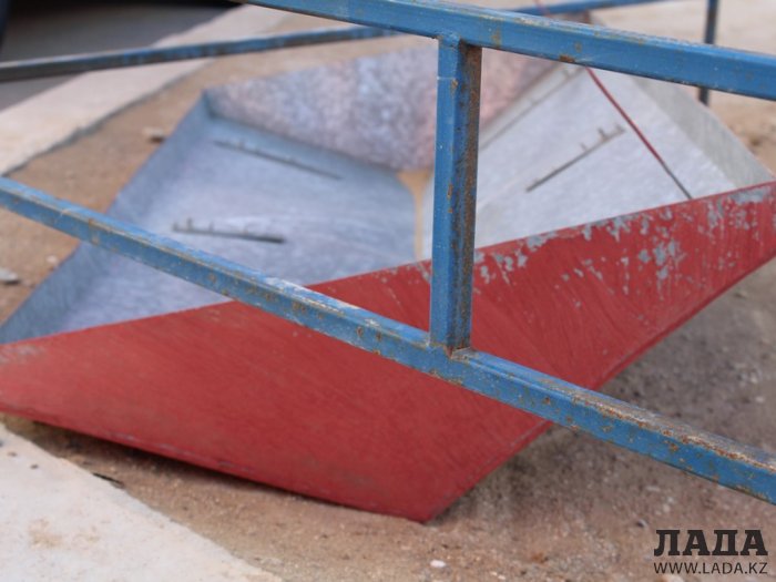 В Актау упавший с крыши козырек вентиляционного люка повредил припаркованный у дома автомобиль