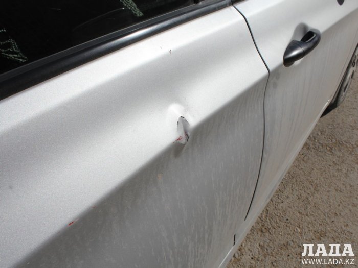 В Актау упавший с крыши козырек вентиляционного люка повредил припаркованный у дома автомобиль