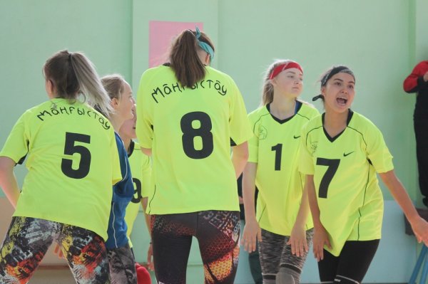 Женская команда «Каспий» стала золотым призером турнира по волейболу в Актау