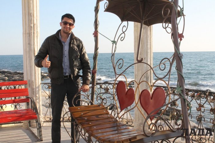 На набережной Актау установили скамейку для влюбленных