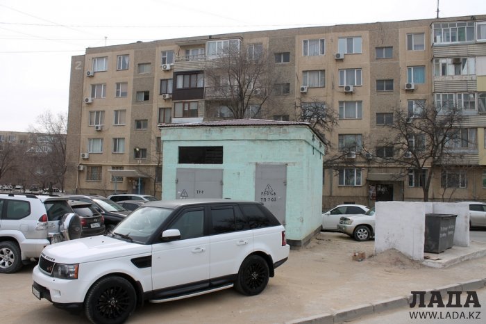 Неизвестные разгромили несколько автомобилей в центре Актау