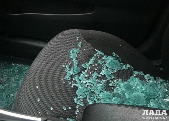 Неизвестные разгромили несколько автомобилей в центре Актау