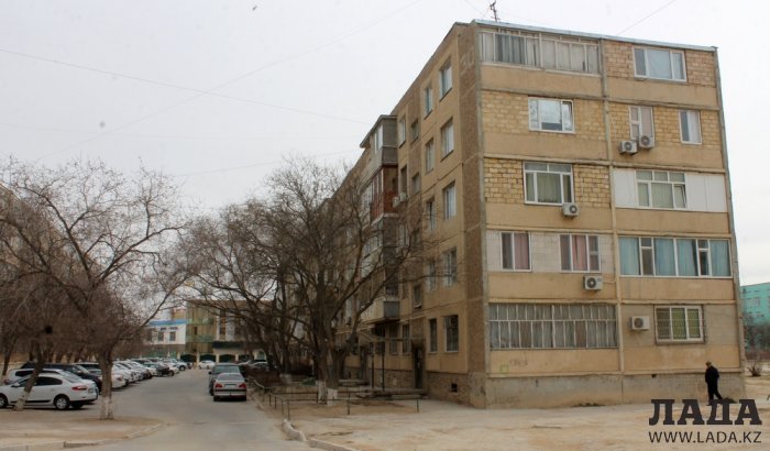 Неизвестные разгромили несколько автомобилей в центре Актау