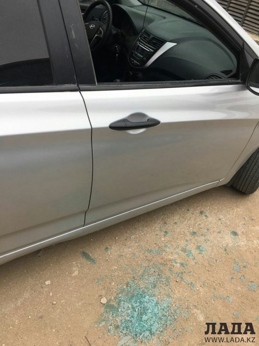 Неизвестные разгромили несколько автомобилей в центре Актау