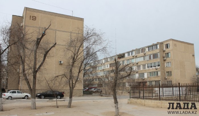 Неизвестные разгромили несколько автомобилей в центре Актау