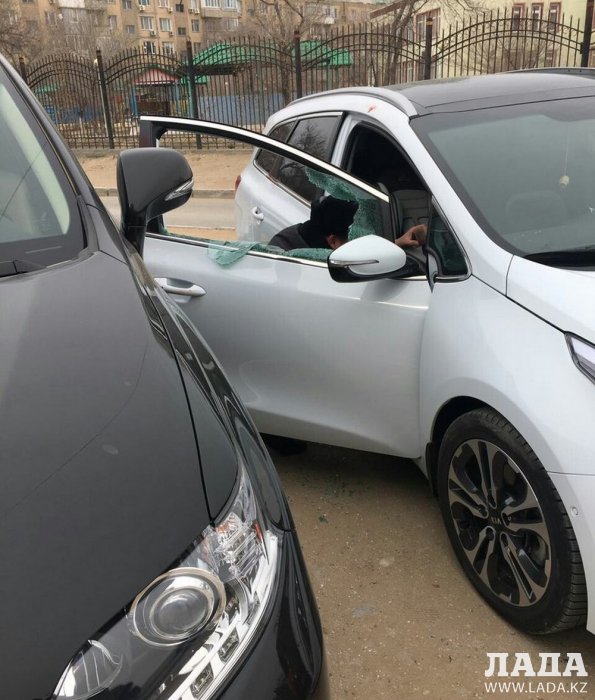 Неизвестные разгромили несколько автомобилей в центре Актау