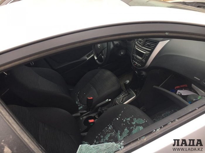 Неизвестные разгромили несколько автомобилей в центре Актау