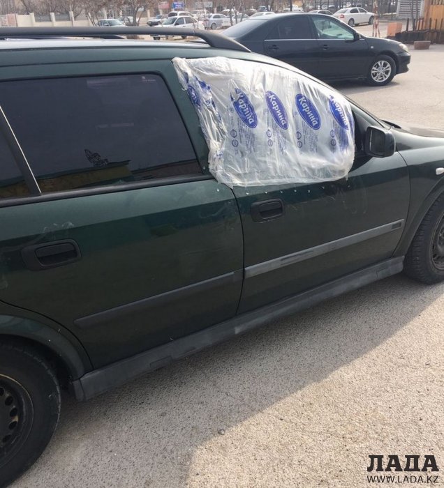 Неизвестные разгромили несколько автомобилей в центре Актау