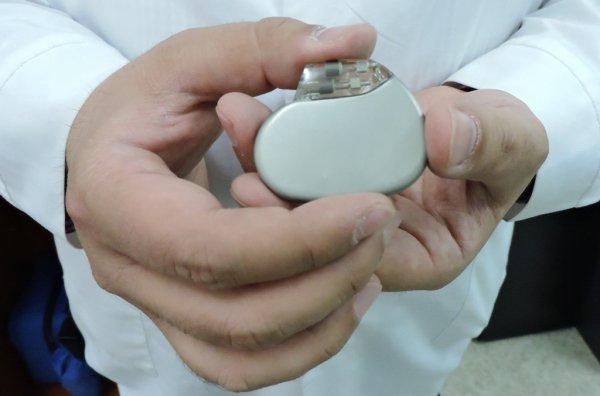 Актауские кардиохирурги вживили двум пациентам кардиостимуляторы современного типа