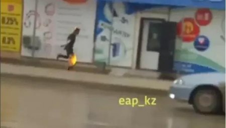 В Атырауской области сняли на видео бегущего парня с горящими ногами