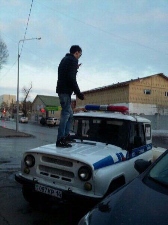 В Сети появились фото павлодарца, сделавшего селфи на крыше полицейского авто