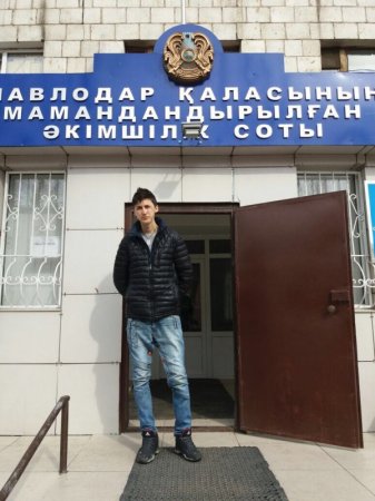 В Сети появились фото павлодарца, сделавшего селфи на крыше полицейского авто